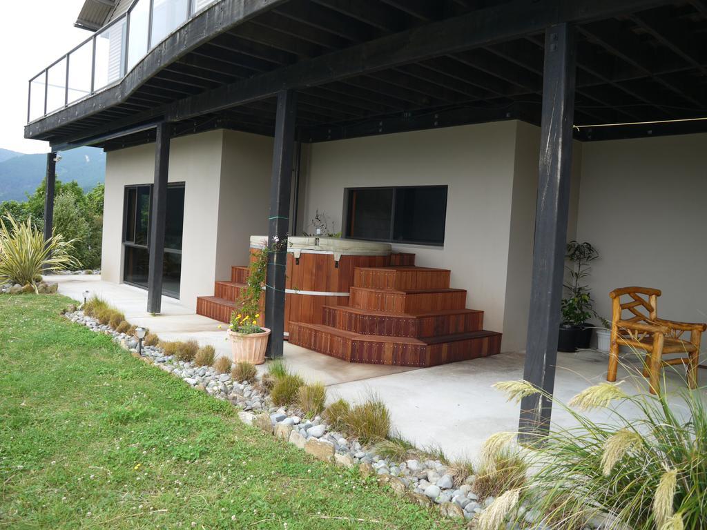 Okiwa Bay Lodge Picton Exterior photo