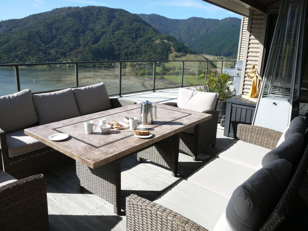 Okiwa Bay Lodge Picton Exterior photo