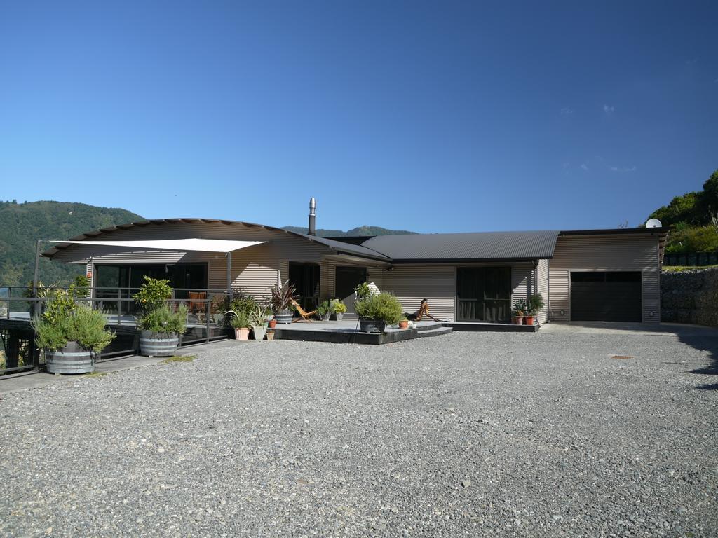 Okiwa Bay Lodge Picton Exterior photo