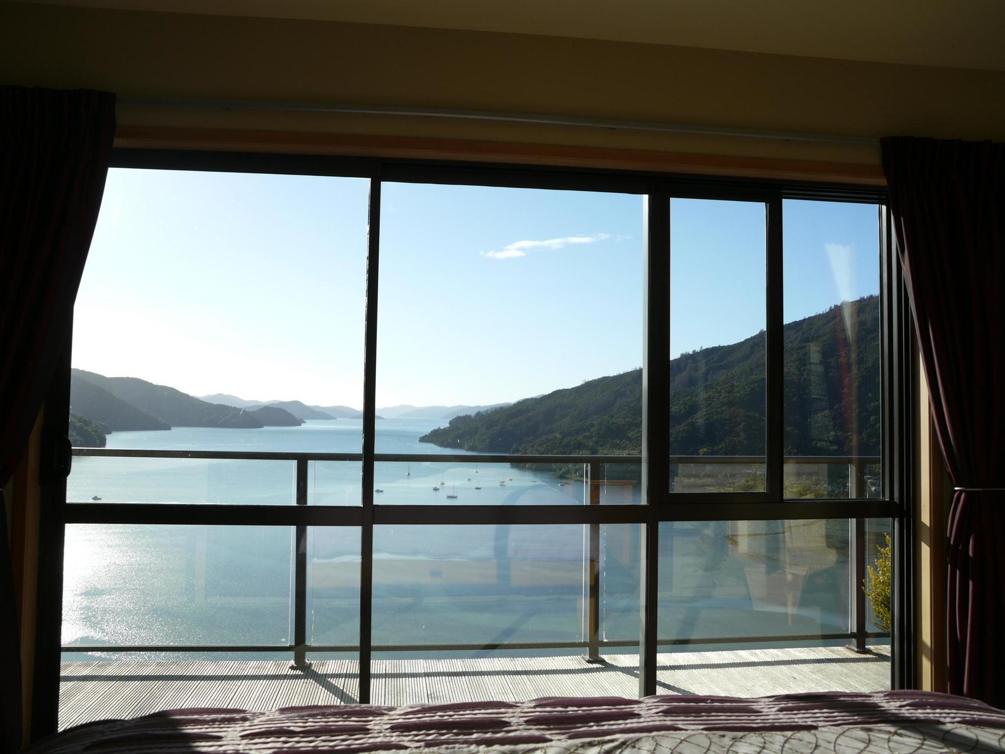 Okiwa Bay Lodge Picton Exterior photo