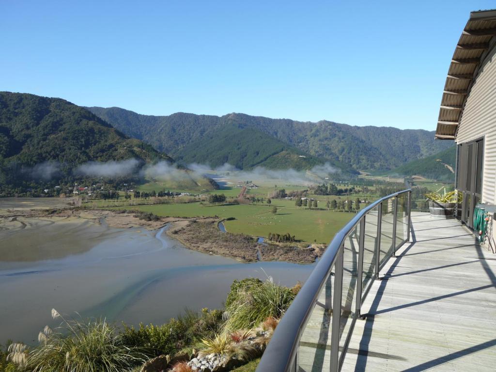 Okiwa Bay Lodge Picton Exterior photo