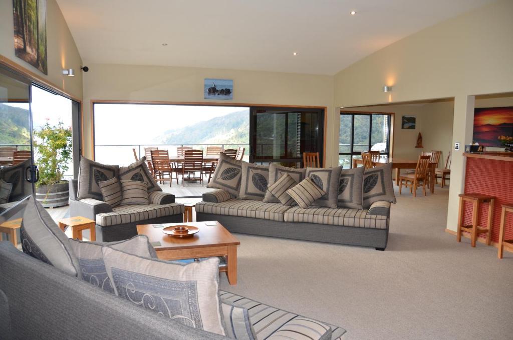 Okiwa Bay Lodge Picton Exterior photo