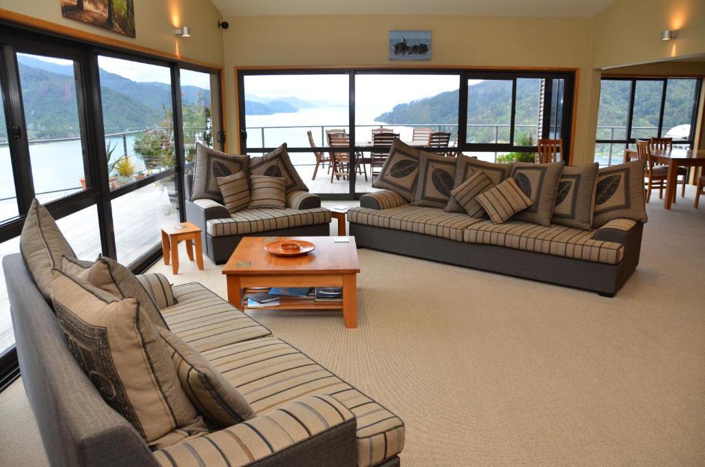Okiwa Bay Lodge Picton Exterior photo