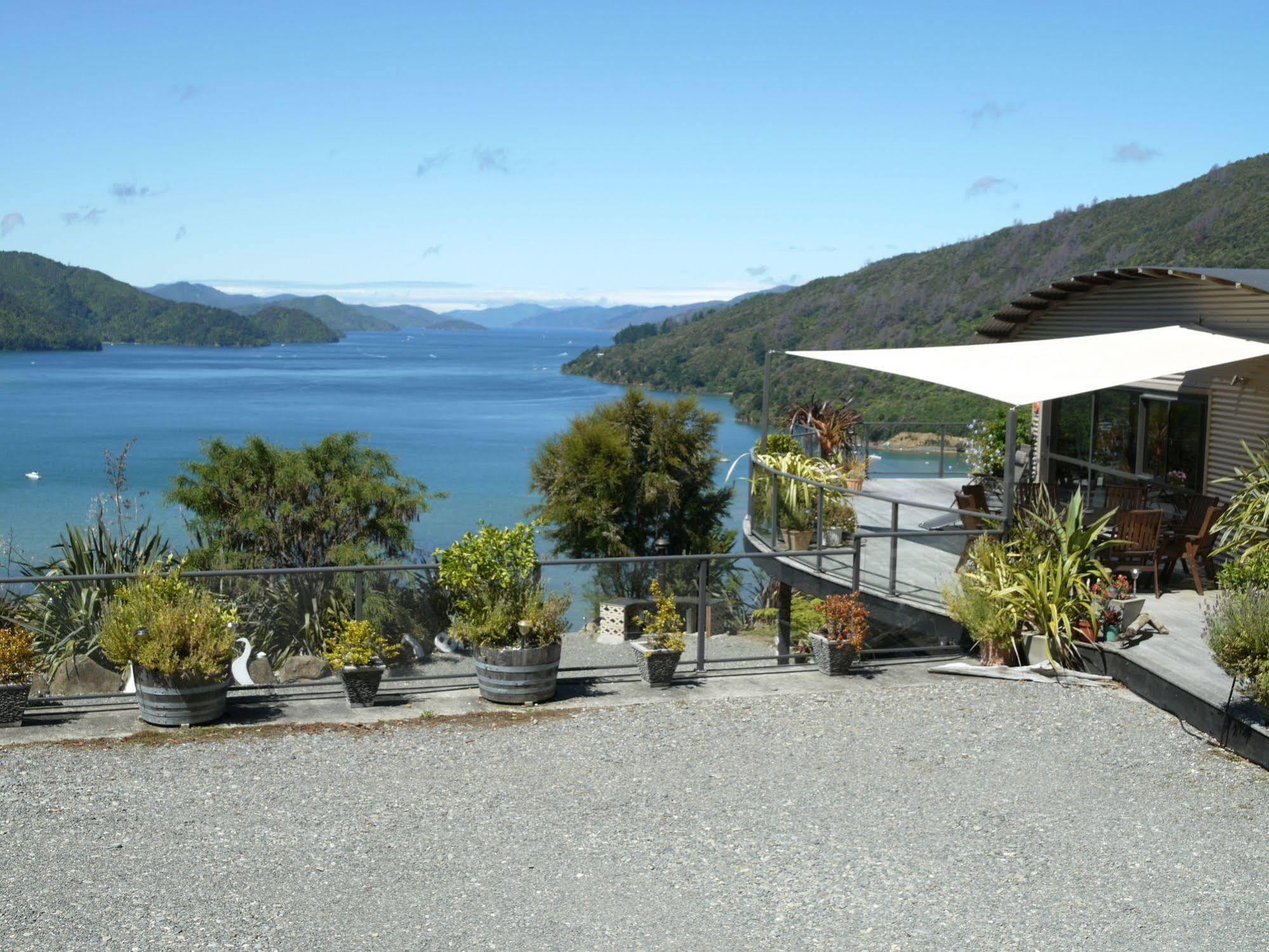 Okiwa Bay Lodge Picton Exterior photo
