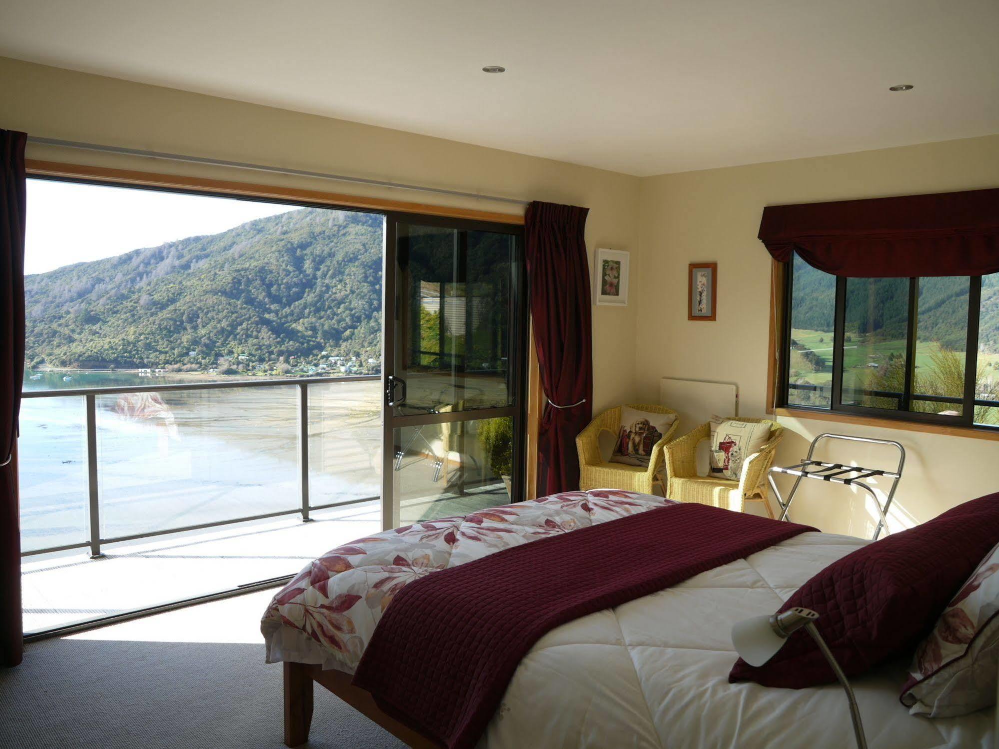 Okiwa Bay Lodge Picton Exterior photo