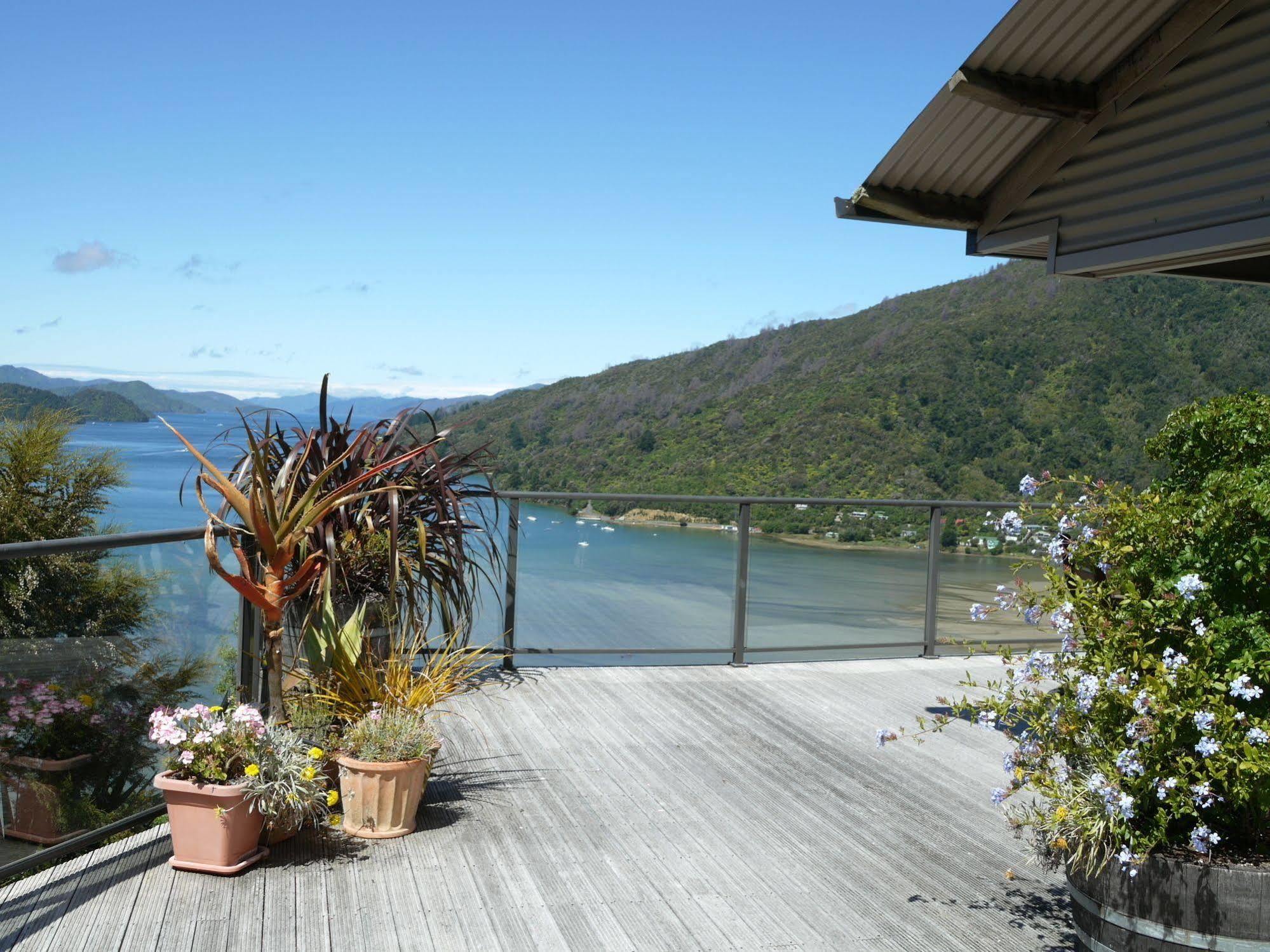 Okiwa Bay Lodge Picton Exterior photo