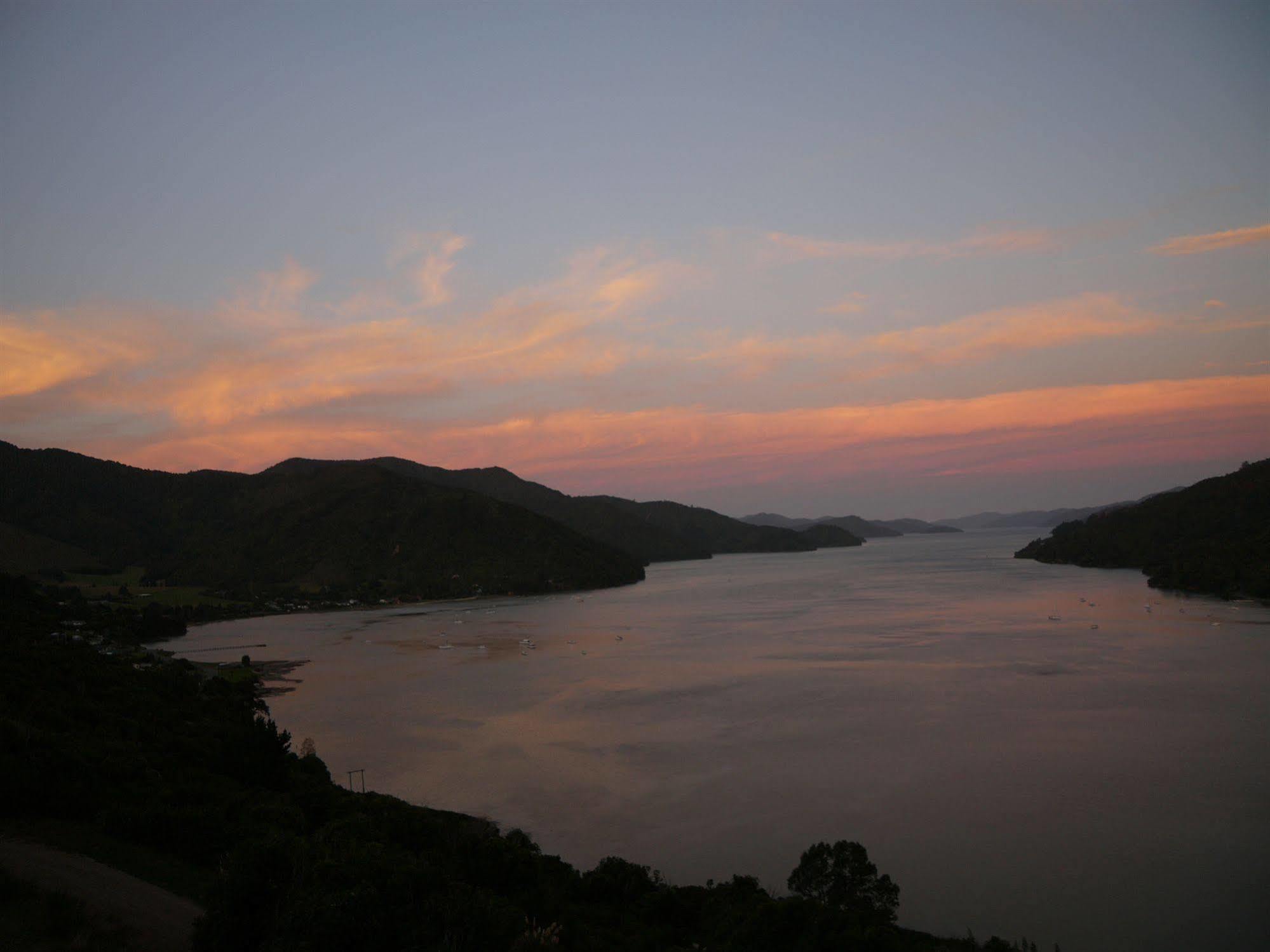 Okiwa Bay Lodge Picton Exterior photo