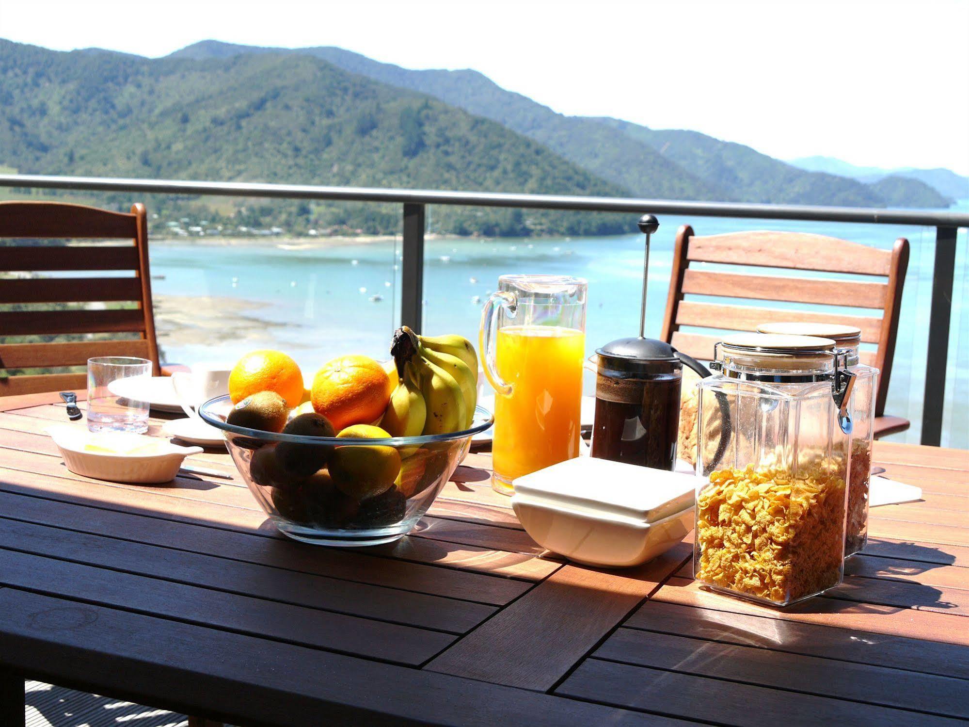Okiwa Bay Lodge Picton Exterior photo